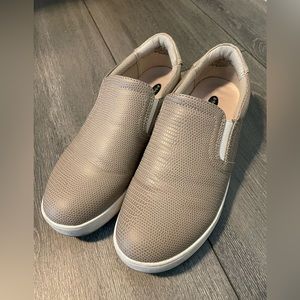 Dr. Scholl’s Madison Taupe Lizard Print Slip On Sneakers Size 7